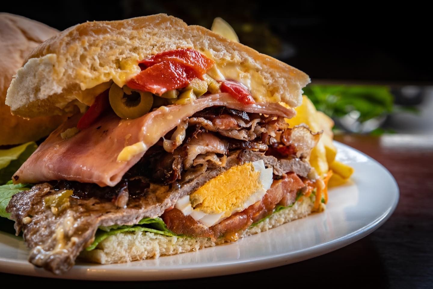 Chivito uruguayo servido en Orishas